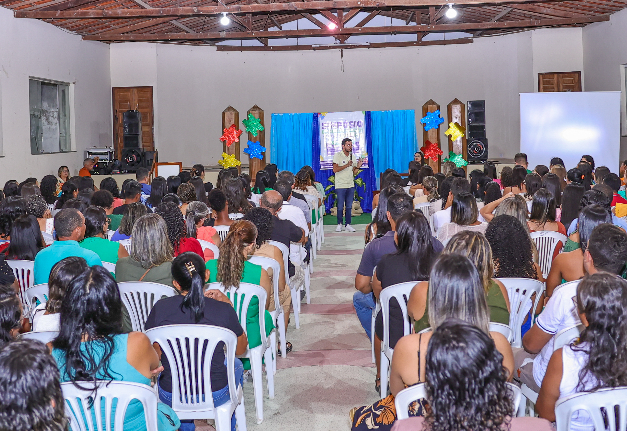 Primeira noite do Simpósio sobre Autismo reúne profissionais da educação em Banzaê